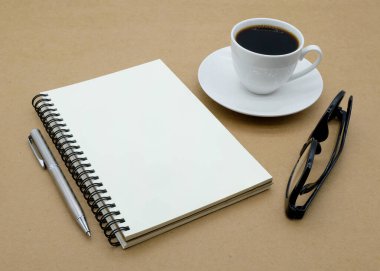 kahverengi arkaplan görünümü üzerindeki dizüstü bilgisayar kopyalama alanı