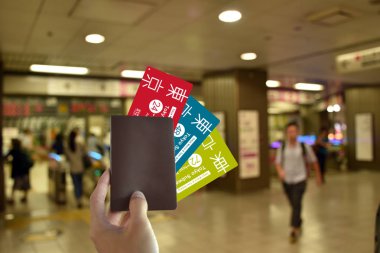 El boş pasaport ve tüm metro kartı Japonya'nın Tokyo bulanık Metro arka plan üzerinde seyahat için