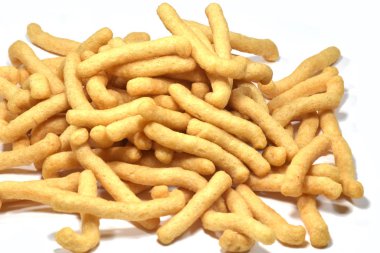 Beyaz arka planda izole kavrulmuş atıştırmalık.