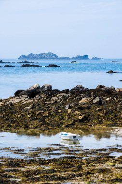 Bryher, Scilly Adaları sahilinde yalnız bir tekne..