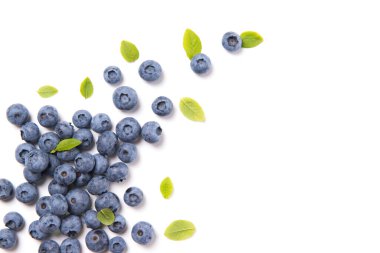 Taze yaban mersini ve yapraklar, beyaz arka planda izole edilmiş böğürtlen çerçevesi, üst manzara