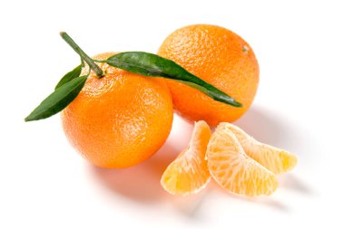 Turuncu mandalina, mandalina, beyaz arkaplanda yapraklı mandalina.
