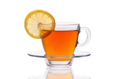 Beyaz arka planda izole edilmiş limon dilimli çay
