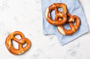 Mavi havluyla taze kraker, bira aperatifi, fotokopi alanı olan üst manzara.