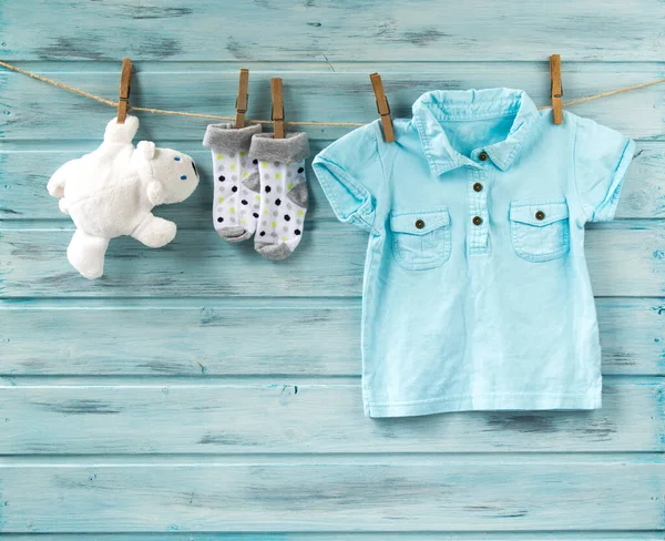 Baby Boy Shirt Sokken Witte Speelgoedbeer Een Waslijn Blauwe Houten — Stockfoto