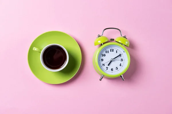 Relógio Alarme Verde Com Sinos Xícara Café Uma Xícara Verde — Fotografia de Stock