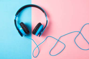 Mavi ve pembe arka planda kulaklıklar, üst görünüm