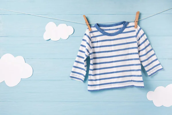 Baby Boy Kleding Schattige Witte Wolken Een Waslijn Blauwe Achtergrond — Stockfoto