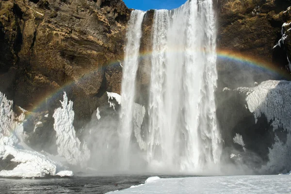 Zimowy Krajobraz Słynnym Wodospadem Skogafoss Tęczą Islandia — Zdjęcie stockowe