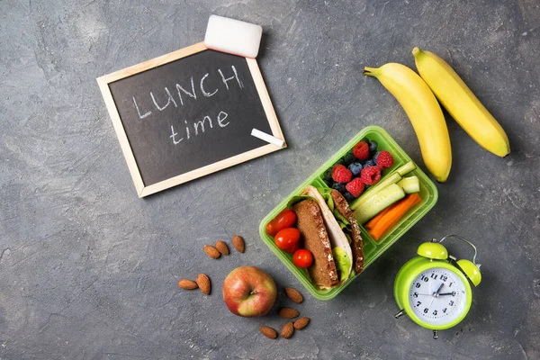 Caixa Almoço Escolar Com Sanduíche Legumes Frutas Fundo Preto Despertador — Fotografia de Stock