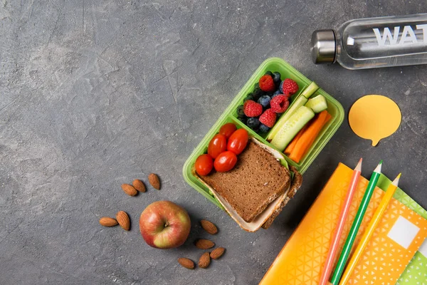 Skolmatlåda Med Smörgås Grönsaker Frukt Och Vatten Med Anteckningsblock Och — Stockfoto