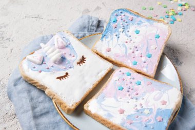 Tek boynuzlu at, marşmelovlu tost ve tabakta yıldızlar, çocuklar için yemek.