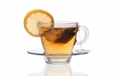 Beyaz arka planda izole edilmiş limon dilimli çay