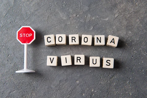 Stoppschild Und Buchstaben Coronavirus Stopp Pandemie Konzept Draufsicht — Stockfoto