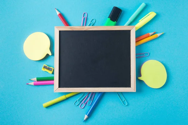 Schoolkrijtbord Diverse Kantoorbenodigdheden Terug Naar Schoolconcept Bovenaanzicht Blauwe Achtergrond — Stockfoto