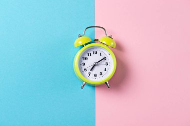 Mavi ve pembe zili olan yeşil alarm saati, kopyalama alanı olan üst görünüm
