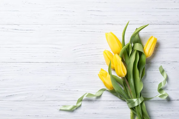 Gelber Tulpenstrauß Auf Holzgrund Draufsicht Mit Kopierraum — Stockfoto