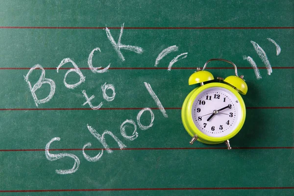 Wekker Het Groene Schoolbord Met Terug Naar Schooltekst Bovenaanzicht — Stockfoto