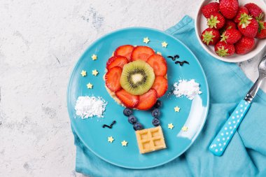 Gökyüzünde hava balonu şeklinde meyveli waffle, çocuklar için yemek fikri, en iyi manzara.