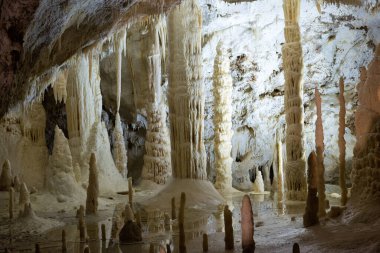 Grotte di Frasassi, Genga, Ancona ve İtalya 'nın en ünlü mağaralarındaki karst mağara sistemidir.