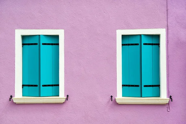 Gyönyörű Ablakok Türkiz Redőnyökkel Lila Fehér Falon Színes Házak Burano — Stock Fotó