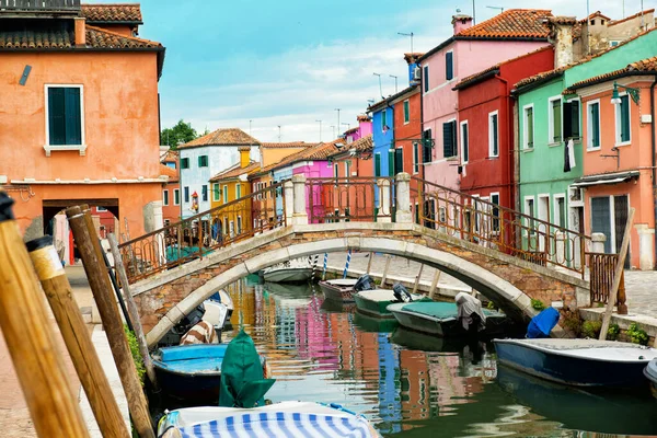 Beautiful Street Canal Bridge Boats Multicolored Houses Burano Island Venice — Stock Photo, Image