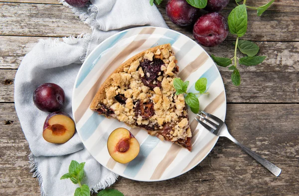 Piece Home Made Plum Cake Plate Ripe Plums Mint Leaves — Stock Photo, Image