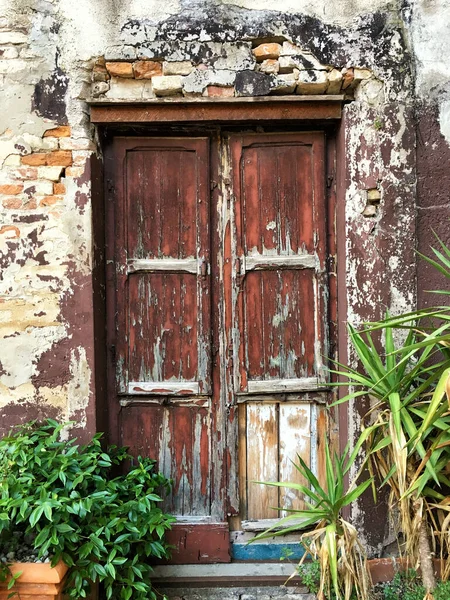 Parede Tijolo Velho Com Porta Madeira Grunge Textura Fundo — Fotografia de Stock