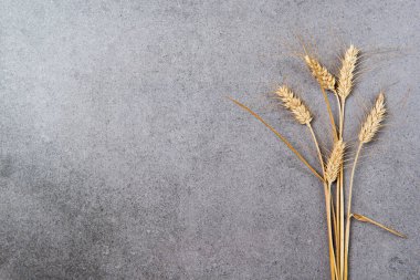 Taş bir masada buğday kulakları, üst manzara.