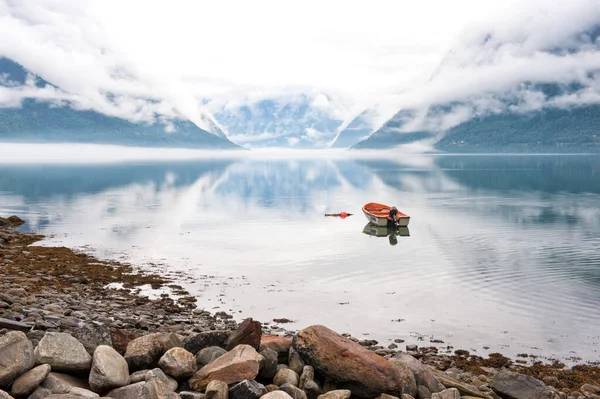 フィヨルド 山の上の雲 水と小さなボート ノルウェーに反映されます — ストック写真