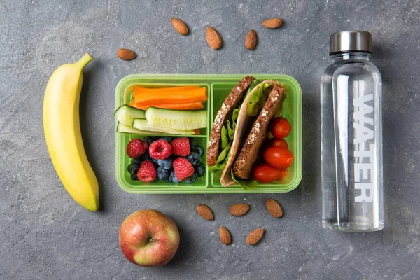 Iskolai Ebéd Doboz Szendvics Zöldségek Gyümölcsök Víz Fekete Alapon Egészséges — Stock Fotó
