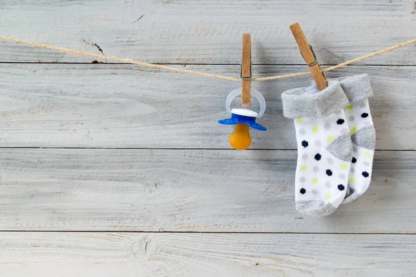 Babyfopspeen Sokken Hangend Aan Waslijn Houten Ondergrond — Stockfoto