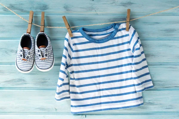 Baby Jongen Gestreept Shirt Baby Schoenen Een Waslijn — Stockfoto
