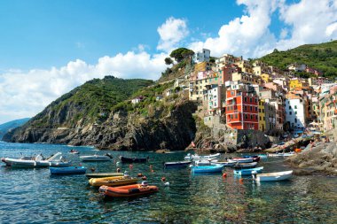 Riomaggiore, Cinque Terre Ulusal Parkı, Liguria, La Spezia, İtalya 'nın renkli evleri