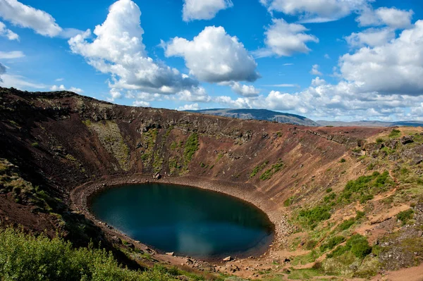 火山口内有蓝色湖泊 阳光灿烂 天空美丽 — 图库照片