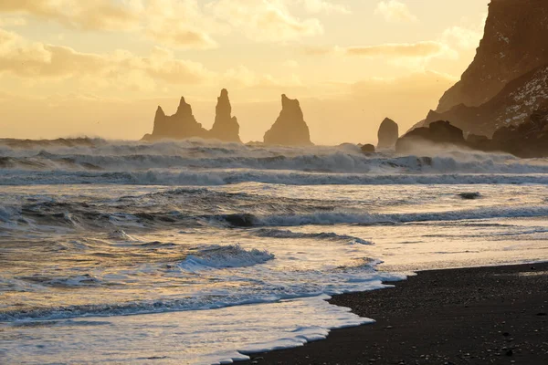レイニストランガーの岩の後ろに金色の空の夕日 Vik黒砂のビーチ アイスランド — ストック写真