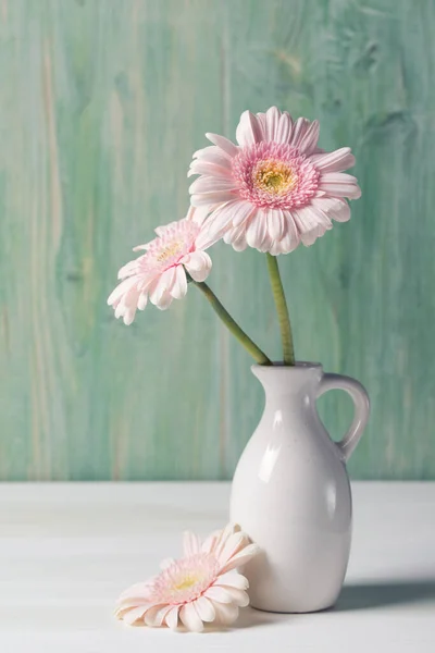 Rosafarbene Gerbera Blüten Vase Auf Holzgrund Retro Filter — Stockfoto