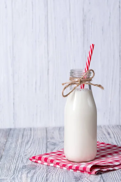 Botella Leche Con Paja Roja Fondo Madera — Foto de Stock