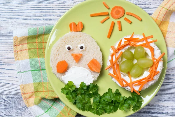 Rolig Toast Form Kyckling Och Med Ägg Mat För Barn — Stockfoto