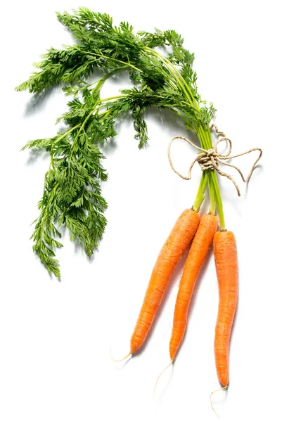 Zanahorias Frescas Con Hojas Verdes Aisladas Sobre Fondo Blanco —  Fotos de Stock