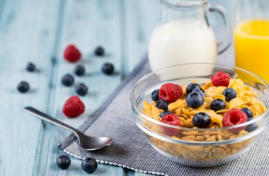 Meyveli, sütlü ve portakal sulu sağlıklı kahvaltı gevreği.