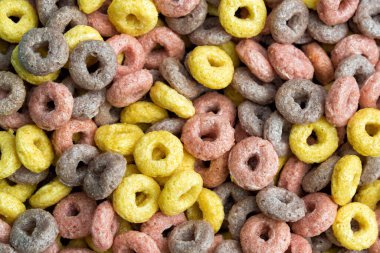 Renkli meyve gevrekleri halka şeklinde, yakın plan, yiyecek arka planı