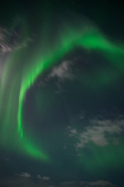 Aurora borealis veya gökyüzündeki kuzey ışıkları, İzlanda