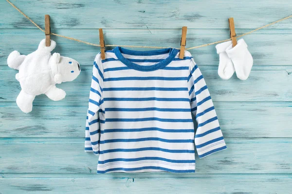 Baby Jongen Gestreept Shirt Sokken Wit Speelgoed Beer Een Waslijn — Stockfoto