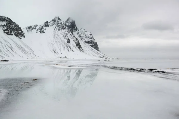 Montanhas Vestrahorn Com Reflexo Oceano Península Stokksnes Islândia — Fotografia de Stock