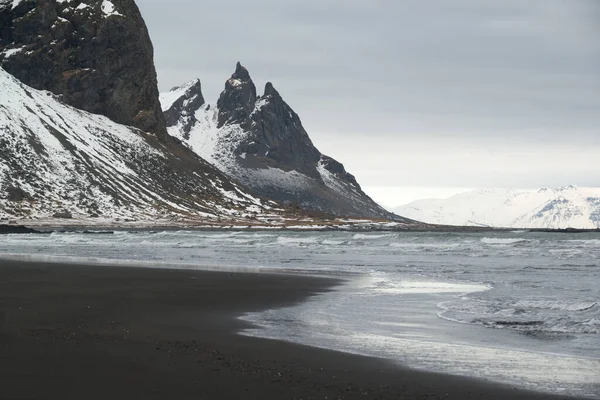 Krajobraz Półwyspu Stokksnes Góry Vestrahorn Linia Brzegowa Czarnego Piasku Islandia — Zdjęcie stockowe