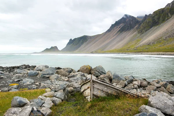 Piękne Wybrzeże Stokksnes Starą Łodzią Widok Ocean Atlantycki Góry Wschodnia — Zdjęcie stockowe