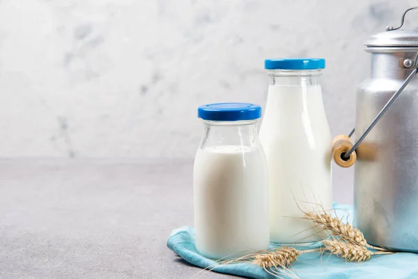 우유와 알루미늄 우유두 — 스톡 사진