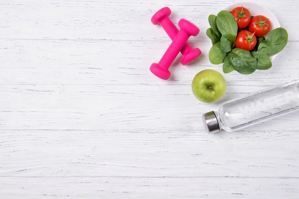 Fitness Koncept Spenat Med Tomater Flaska Med Vatten Grönt Äpple — Stockfoto