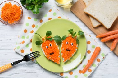 Havuç şeklinde komik tostlar, çocuklar için yemek Paskalya fikri, üst manzara.